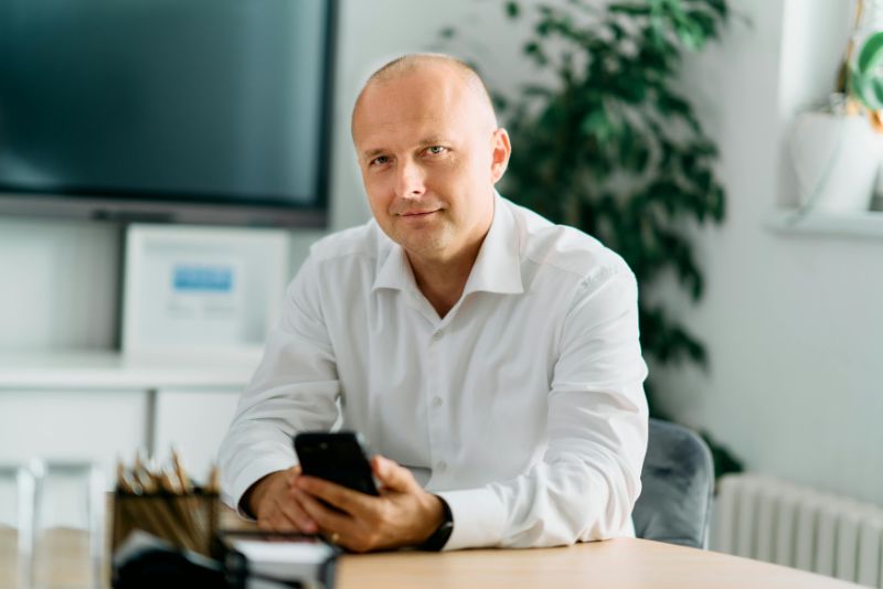 Pewny siebie mężczyzna patrzy prosto przed siebie, co symbolizuje silną wolę, poczucie bezpieczeństwa oraz odporność na gaslighting.
